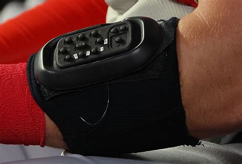 暗號發送器|MLB》反作弊利器！捕手小型通訊機PitchCom登場